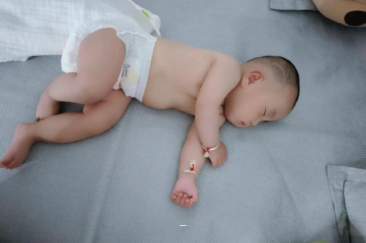 齐河宝宝胳膊上起红疙瘩